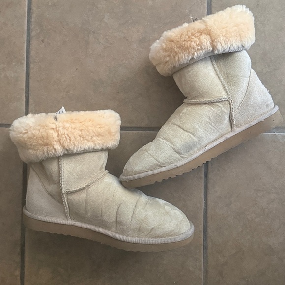 UGG Classic Short in Tan - Good Condition - Picture 5 of 6
